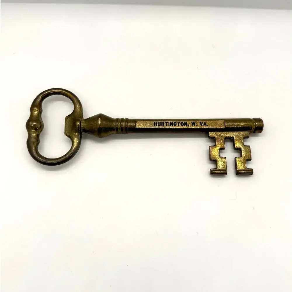 VTG Brass Skeleton Key Huntington W VA Inscribed 7 Inch‎ Souvenir Oversize Decor